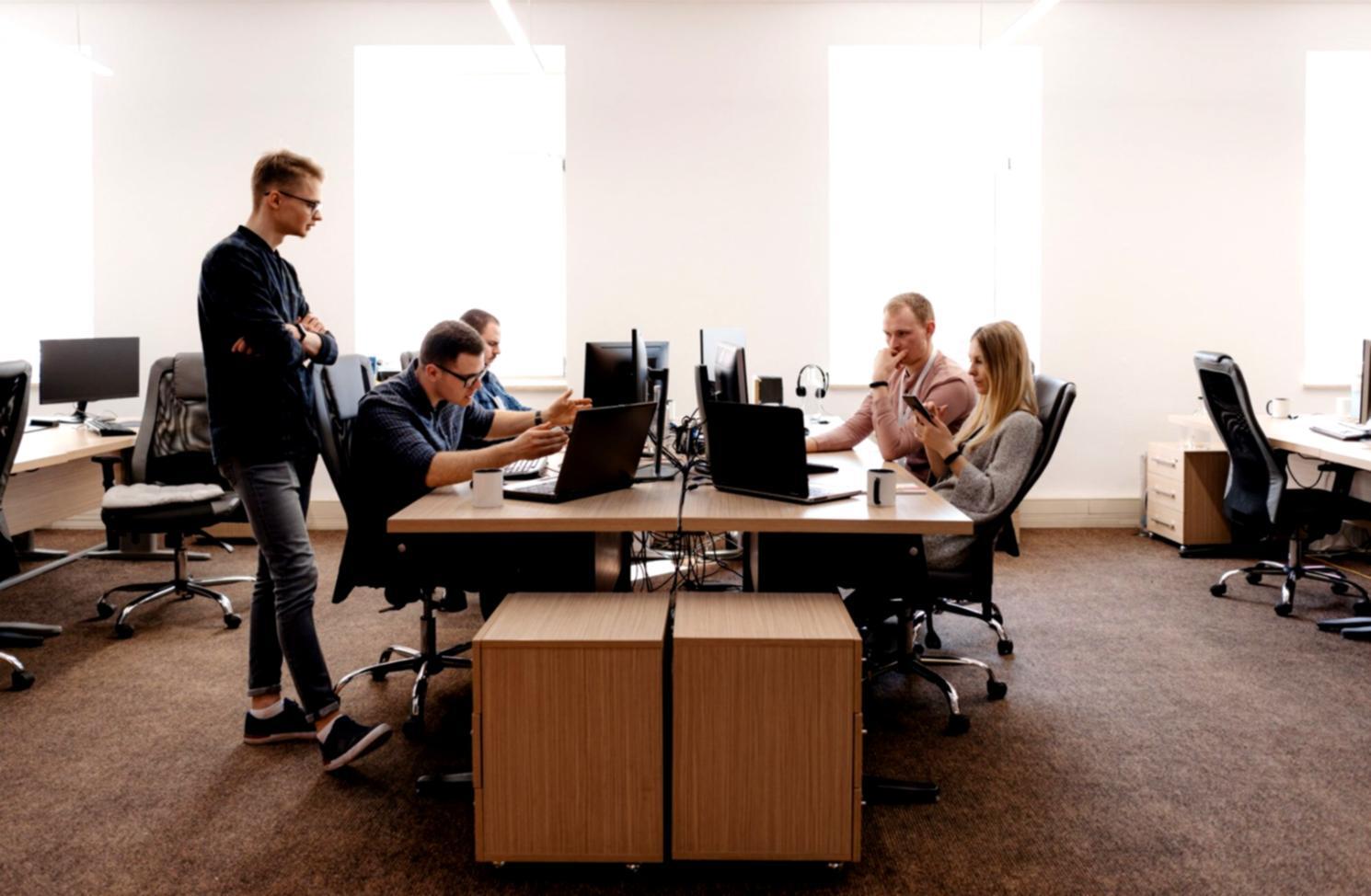 Рабочее пространство команды маркетологов туристической сферы